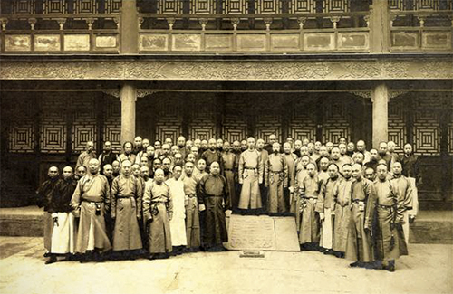 图为1912年，大清银行举办第一次官商会议。